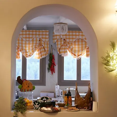 Dandy Dimitsana: Charming Family With Dual Fireplaces