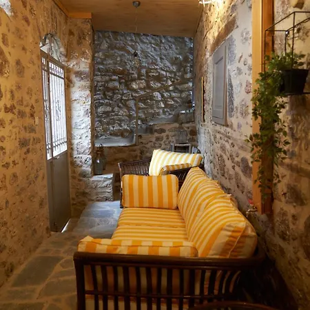 Dandy Dimitsana: Charming Family With Dual Fireplaces *